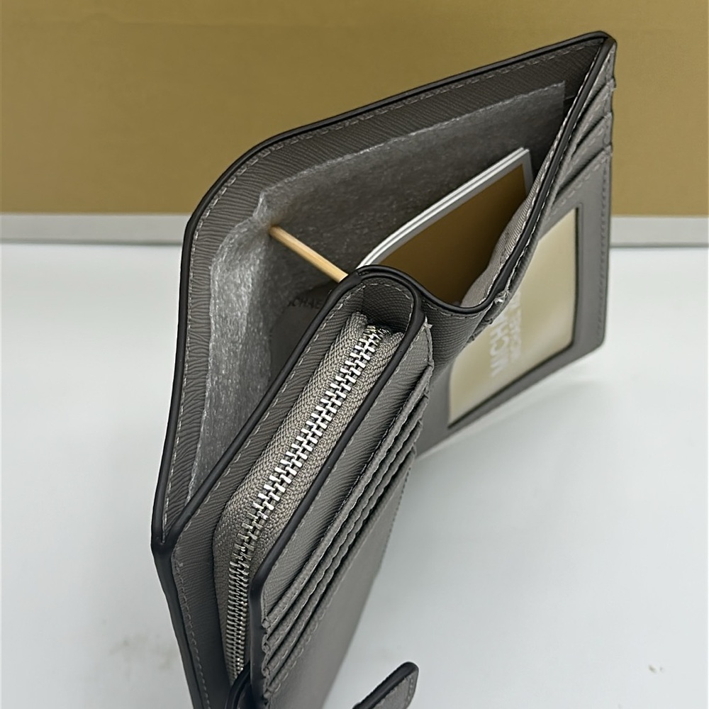 MICHAEL KORS Medium Saffiano Leather Bifold CN Wallet
PEARL GREY
NWT - Picture 7 of 14